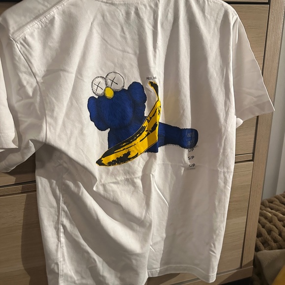 Kaws x Uniqlo tshirt - small - Picture 1 of 3